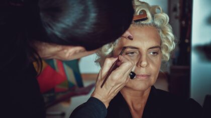 Ką slepia kino grimas: kaip makiažas, kaukės ir randai padeda sukurti įtikinamus personažus ekrane