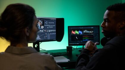 Ką veikia kino spalvų koreguotojas: nuo niūraus pilkumo iki sodrių tonų, kuriuos matome ekrane