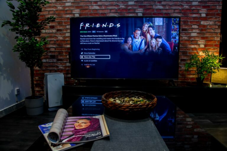 Straipsnio „Ką žiūrėti, kai namuose svečiuose draugai: 9 lengvi, bet nenuobodūs vakaro kino pasiūlymai“ iliustracija