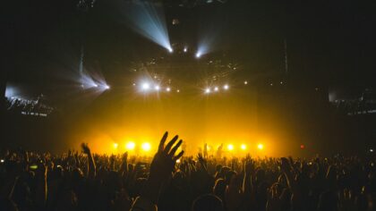 Ką žiūrėti, kai norisi muzikos: 9 filmai ir serialai nuo roko scenos iki tyliai grojančio pianino