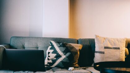 Ką žiūrėti, kai reikia pakelti nuotaiką po darbo: 9 lengvi, bet protingi kino vakaro pasirinkimai