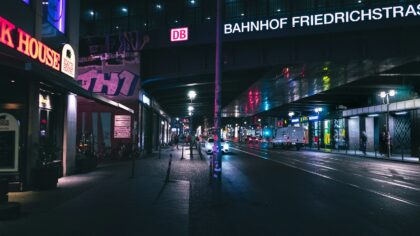 Ką žiūrėti, kai trokštate kelionių, bet likote namuose: 9 kino idėjos, nukeliančios į kitas šalis