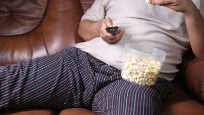 Ką žiūrėti, kai trūksta dėmesio išlaikymo: 9 dinamiški kino pasakojimai, kurie nepaleidžia