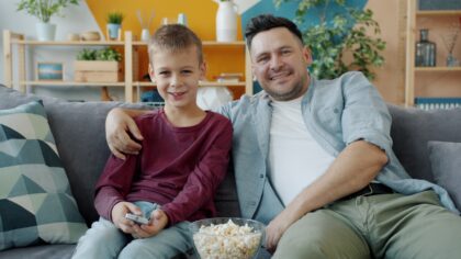 Ką žiūrėti, kai visi namuose: 10 idėjų bendram šeimos kino vakarui be pykčių dėl pasirinkimo