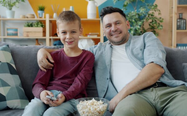 Ką žiūrėti, kai visi namuose: 10 idėjų bendram šeimos kino vakarui be pykčių dėl pasirinkimo