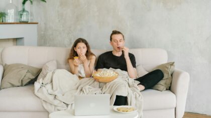 Ką žiūrėti rudeniui artėjant: 9 jaukūs, bet turiningi vakaro filmai lietingoms dienoms