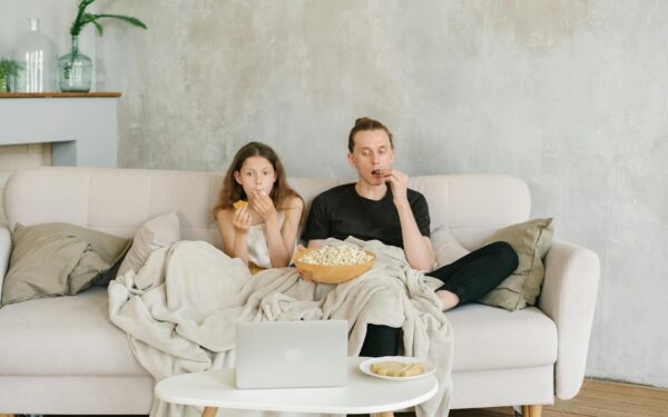 Ką žiūrėti rudeniui artėjant: 9 jaukūs, bet turiningi vakaro filmai lietingoms dienoms