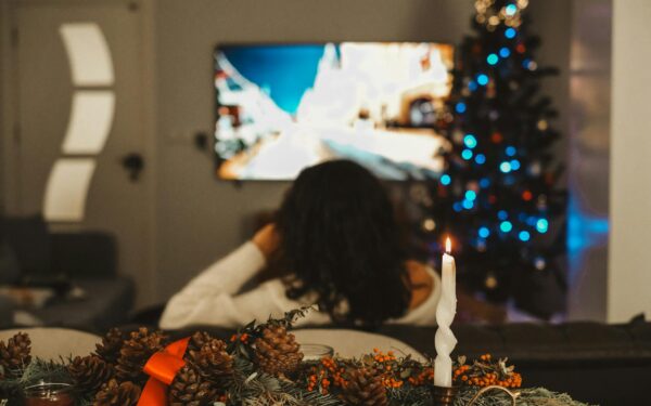 Ką žiūrėti su paaugliais: 9 įtraukiantys, bet nebanalūs kino ir serialų pasirinkimai bendram vakarui