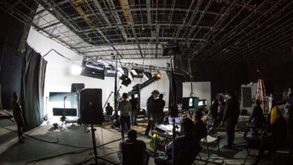 Kaip aktoriai parengia vaidmenį ilgiems filmavimo maratonams: psichologinės, fizinės ir kūrybinės ištvermės paslaptys