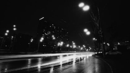 Kaip gimė film noir tradicija: šešėlių, miesto ir moralinių dilemų istorija nuo klasikos iki šių dienų