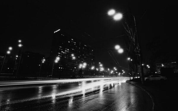Kaip gimė film noir tradicija: šešėlių, miesto ir moralinių dilemų istorija nuo klasikos iki šių dienų
