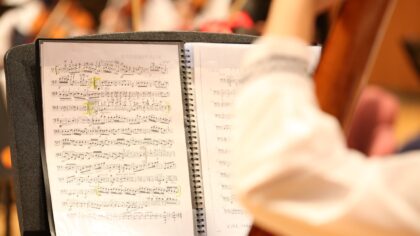 Kaip gimė garso takelių era: nuo pirmųjų muzikinių eksperimentų iki šiandienos kino hitų grojaraščių