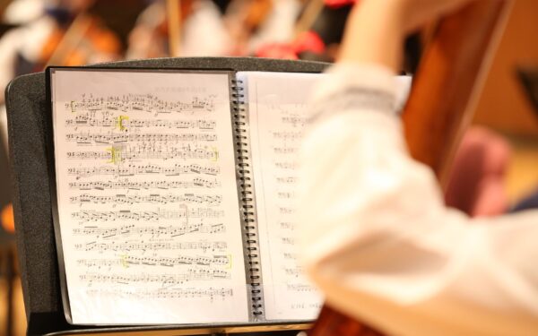 Kaip gimė garso takelių era: nuo pirmųjų muzikinių eksperimentų iki šiandienos kino hitų grojaraščių