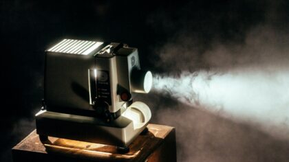 Kaip gimė kino kronikos: nuo pirmųjų naujienų salėse iki šiuolaikinių dokumentikos įpročių