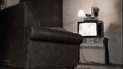 Kaip gimė serialų bumas: nuo kino teatruose rodytų tęstinių juostų iki priklausomybę keliančio žiūrėjimo namuose