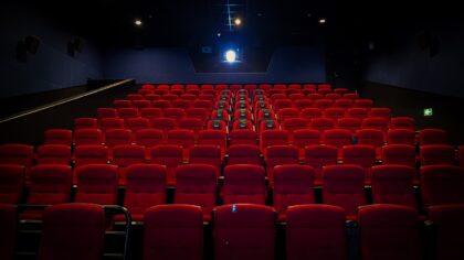 Kaip keitėsi kino teatrų patirtis: nuo raudonų užuolaidų salių iki „streaming“ eros kompromisų