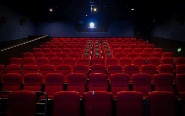 Kaip keitėsi kino teatrų patirtis: nuo raudonų užuolaidų salių iki „streaming“ eros kompromisų