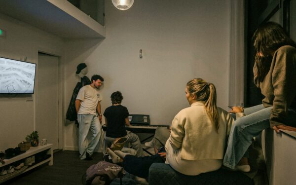 Kaip pasirinkti filmą pagal žiūrėjimo progą: kokį žanrą rinktis vakarui dviese, su draugais ar vienam