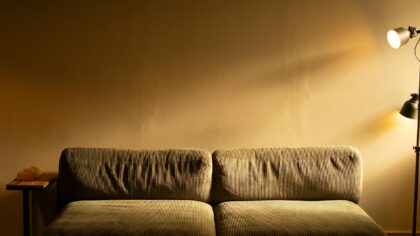 Kas yra „comfort“ serialai ir kodėl prie jų vis grįžtame: kaip susikurti savo jaukių istorijų sąrašą