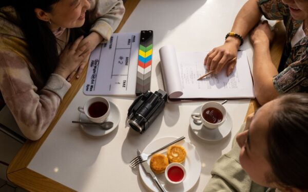Kas yra kino continuity: kaip smulkios detalės išsaugo scenos logiką ir kodėl žiūrovai taip greitai pastebi klaidas