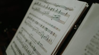 Kas yra kino diegetinė ir nediegetinė muzika: kaip garsai formuoja tai, ką iš tikrųjų „girdime“ filme