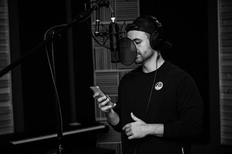 Straipsnio „Kas yra kino garso dizainas: kaip triukšmai, tyla ir muzika nepastebimai valdo, ką jaučiame ekrane“ iliustracija