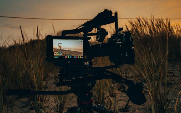 Kas yra kino long shot: kaip tolimas planas kuria mastelį, nuotaiką ir padeda suprasti istoriją