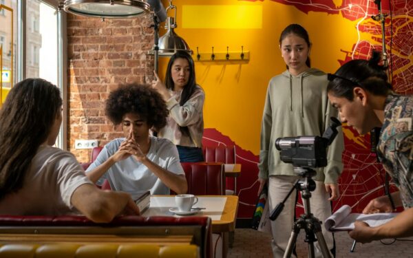 Kas yra kino remake: kaip naujos versijos perkuria senas istorijas ir kodėl žiūrovai jas vis tiek žiūri