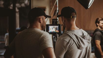 Kas yra kino scenos blokavimas: kaip aktorių išdėstymas aikštelėje tyliai valdo žiūrovo žvilgsnį