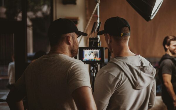 Kas yra kino scenos blokavimas: kaip aktorių išdėstymas aikštelėje tyliai valdo žiūrovo žvilgsnį