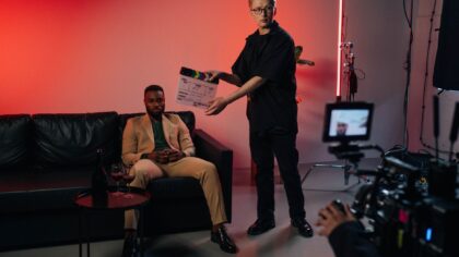 Kas yra kino scenos blokavimas: kaip režisierius išdėlioja aktorius erdvėje ir kodėl tai keičia visą įspūdį
