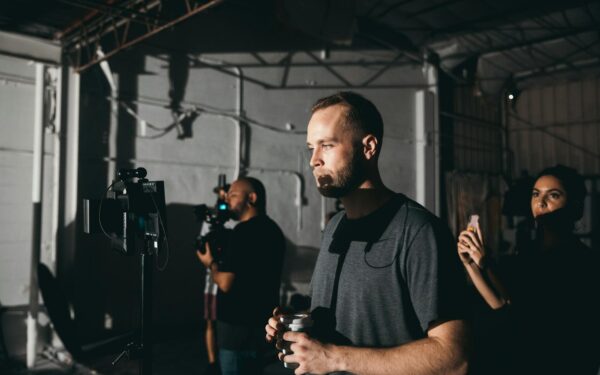 Kultinių kino užkulisių romantika: kodėl filmų kūrimo istorijos žavi beveik tiek pat, kiek pats kinas