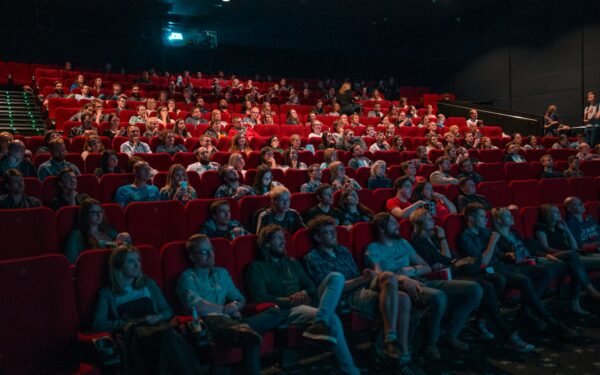 Nuo vakarinių seansų iki superherojų maratonų: kaip kino teatrų repertuaras virto franšizių karalyste
