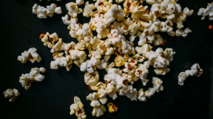 Nuotykių kino gidas namų vakarui: kuo žavi šis tipas ir kaip išsirinkti kelionę ekrane