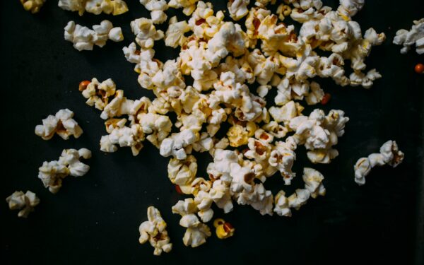Nuotykių kino gidas namų vakarui: kuo žavi šis tipas ir kaip išsirinkti kelionę ekrane