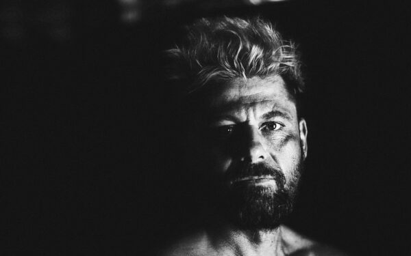 Stiprūs vyrų vaidmenys kine: kaip šiuolaikiniai herojai keičia įvaizdį nuo „kietuolio“ iki jautraus lyderio