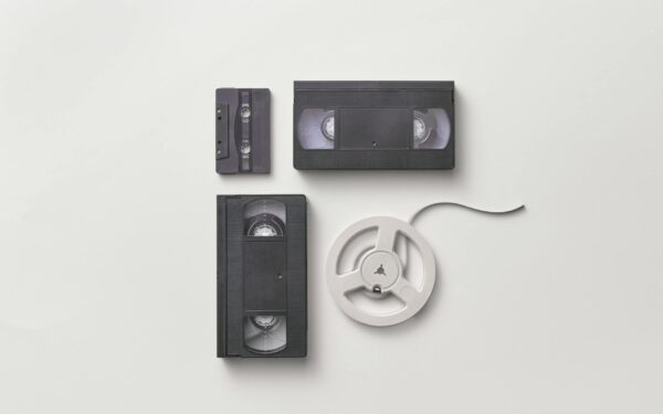 Vaizdajuosčių era, kuri pakeitė kiną: kaip VHS magnetofonai suformavo šiuolaikinio žiūrėjimo įpročius