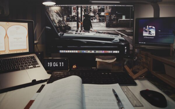 Ką iš tiesų daro kino prodiuseris: nuo pirmos idėjos iki paskutinės pavardės titruose