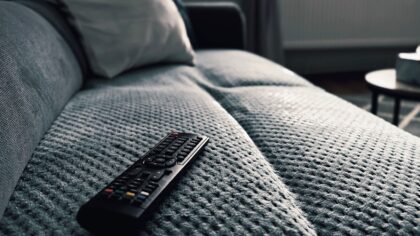 Ką įsijungti, kai nuotaika slogi ir niekas nebedžiugina: 9 lengvi, bet neprasti vakaro kino pasirinkimai