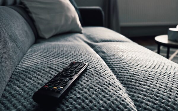 Ką įsijungti, kai nuotaika slogi ir niekas nebedžiugina: 9 lengvi, bet neprasti vakaro kino pasirinkimai