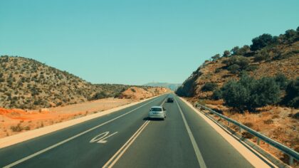 Ką žada „road movie“ pasakojimai: kuo kelionės kine skiriasi ir kaip pasirinkti vakarui tinkamą istoriją