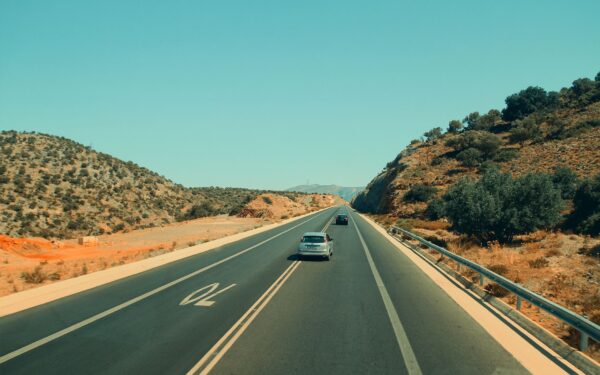 Ką žada „road movie“ pasakojimai: kuo kelionės kine skiriasi ir kaip pasirinkti vakarui tinkamą istoriją