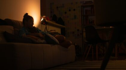 Ką žiūrėti, kai akys pavargusios nuo ekranų: 9 lėtesnio tempo kino kūriniai ramiam vakarui be skrolinimo