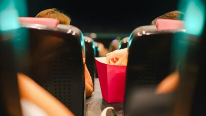 Ką žiūrėti, kai norisi pabėgti į kelionę: 9 kino maršrutai po pasaulį nuo kalnų iki didmiesčių