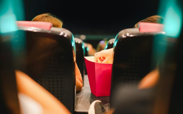 Ką žiūrėti, kai norisi pabėgti į kelionę: 9 kino maršrutai po pasaulį nuo kalnų iki didmiesčių