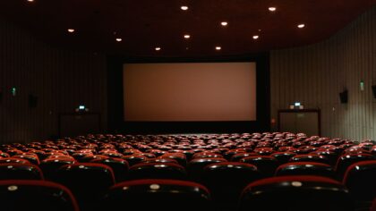 Ką žiūrėti, kai norisi pabėgti į kitą pasaulį: 9 kino kelionės nuo fantazijų iki kosmoso