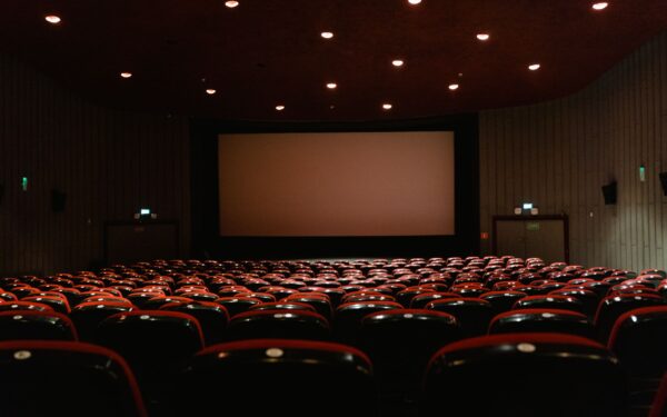 Ką žiūrėti, kai norisi pabėgti į kitą pasaulį: 9 kino kelionės nuo fantazijų iki kosmoso