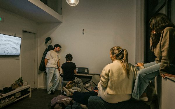 Ką žiūrėti, kai norisi tikėti žmonėmis: 9 jautrūs, bet ne saldūs filmai apie gerumą