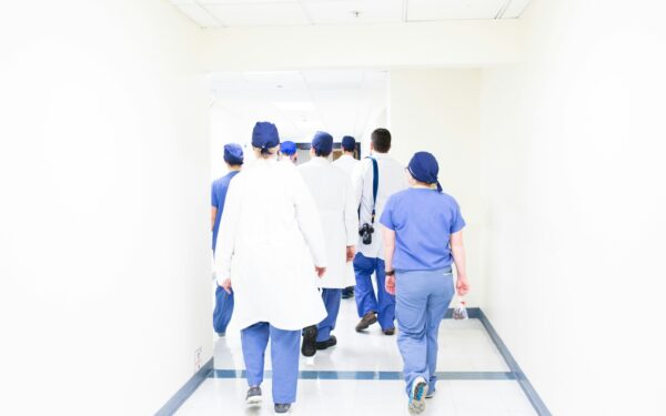 Kaip aktoriai įkūnija kino gydytojus ir slaugytojus: kodėl medicinos personažai tokie įtikinami