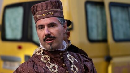 Kaip aktoriai įsijaučia į istorinius vaidmenis: nuo archyvų iki kasdienės laikysenos ir kalbėsenos